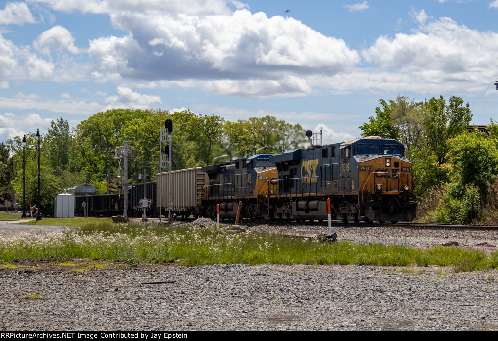 A northbound approaches the NS Diamonds 
